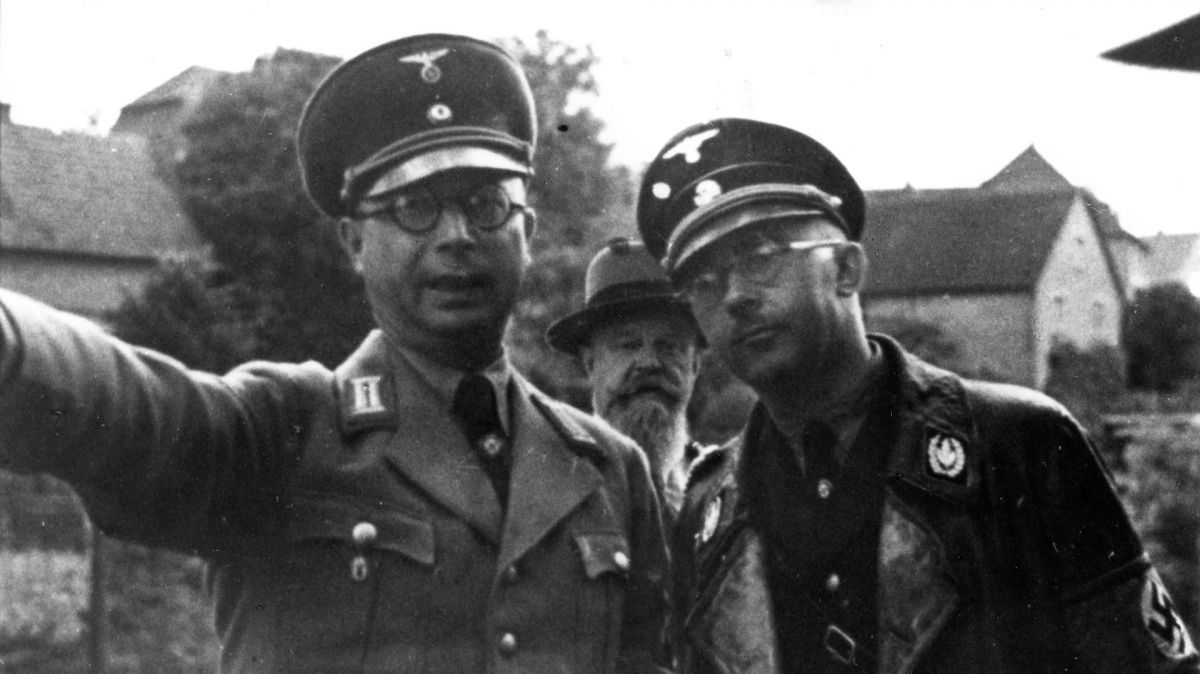 Der Chef der „Bauleitung der SS-Schule Haus Wewelsburg“, Hermann Bartels (l.), mit Heinrich Himmler (r.) und dem Bochumer Bauunternehmer Fritz Scherpeltz (Mitte) bei einer Ortsbegehung, Um 1936/1937