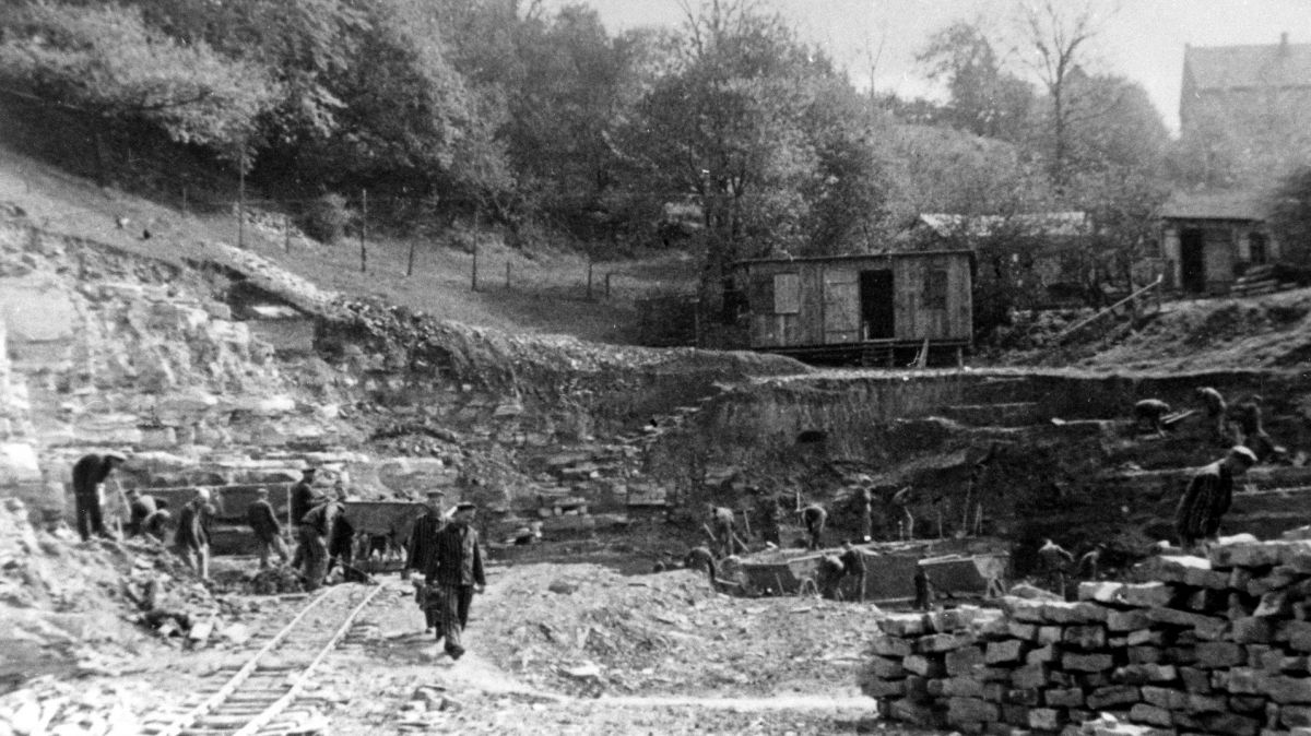 Concentration camp prisoners at work in the quarry below Wewelsburg Castle (“Im Knick”), 1940/1941