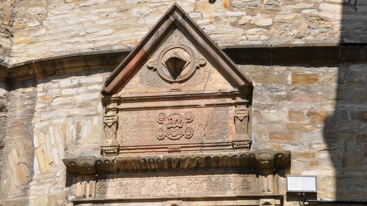 Inschrift im Gibelfeld über dem Eingang zur Kapelle (1660); Inschrift über dem EIngang zur Kapelle im Nordturm (1609)
