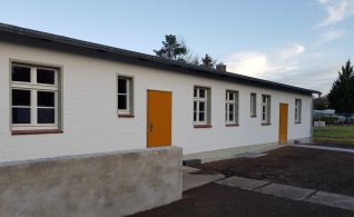 Ehemalige KZ-Baracke bis Ende Oktober geöffnet: Samstag + Sonntag: 14 – 18 Uhr Letzter Einlass 17:30 Uhr, freier Eintritt, barrierefrei für Mobilitätseingeschränkte Adresse: Neben dem Appellplatz, Ahornstr. 2 in Wewelsburg. Ca. 10 Gehminuten von der Wewelsburg entfernt. Vor Ort steht in der Regel eine Museumspädagogin bzw. ein Museumspädagoge für Rückfragen zur Verfügung. Ehemalige KZ-Baracke bis Ende Oktober geöffnet: Samstag + Sonntag: 14 – 18 Uhr Letzter Einlass 17:30 Uhr, freier Eintritt, barrierefrei für Mobilitätseingeschränkte Adresse: Neben dem Appellplatz, Ahornstr. 2 in Wewelsburg. Ca. 10 Gehminuten von der Wewelsburg entfernt. Vor Ort steht in der Regel eine Museumspädagogin bzw. ein Museumspädagoge für Rückfragen zur Verfügung.