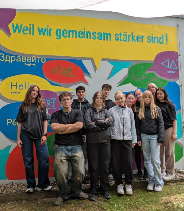 Friederike Knies (4.v.l.) mit ihren Helferinnen und Helfern vom Städtischen Gymnasium in Delbrück nach vollbrachter Arbeit. Der Fotopoint zu „Sprachschätze der Welt“ an der Wewelsburg ist fertig! 