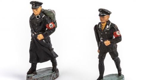 59 | Zwei Hausser-Elastolin-Figuren: SS-Führer im Marsch mit beweglichem Arm und SS-Mann im Marsch mit Tornister