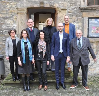 vorne v.l.: Dr. Helga Fabritius (Stiftung Kloster Dalheim, LWL-Landesmuseum für Klosterkultur), Verena Maria Haese (stellvertretende Landrätin des Kreises Paderborn), Vivien Bienert M. A. (Universität Kiel), Daniel Götte M. A. (Kreismuseum Wewelsburg), Heinz Köhler (Vorsitzender Förderverein Kreismuseum Wewelsburg e.V., Kreisdirektor a.D.),  hinten v.l.: Prof. Dr. Hans-Walter Stork (Erzbischöfliche Akademische Bibliothek Paderborn), Kirsten John-Stucke M. A. (Leiterin Kreismuseum Wewelsburg), Dr. Erik Beck (Kreismuseum Wewelsburg).