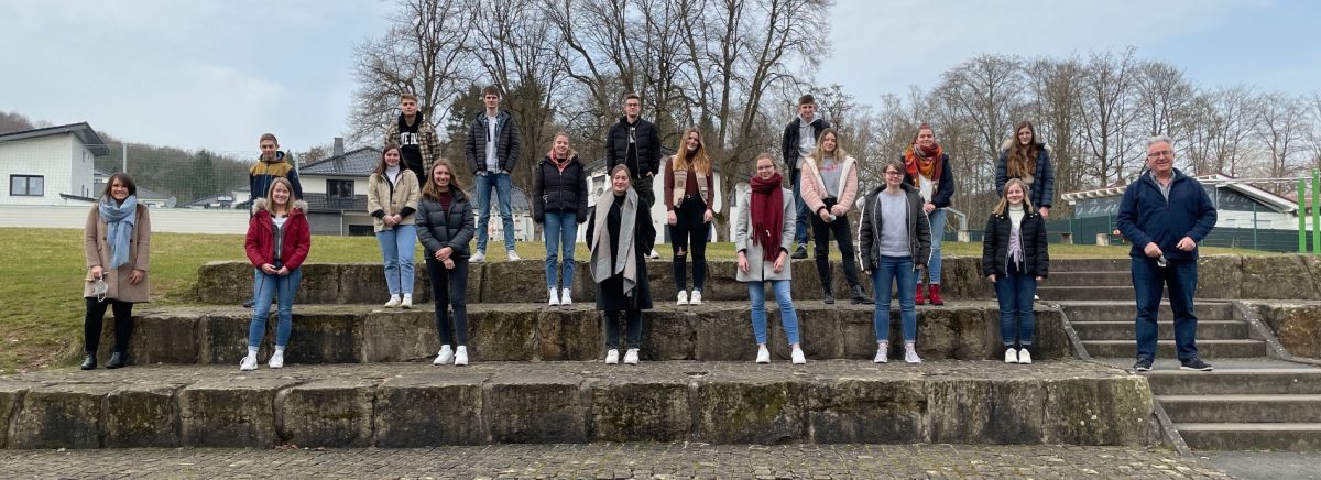 Schülerinnen und Schüler des Zusatzkurses der Q2 des Gymnasiums St. Xaver, Schulleiter Herr Antonio Burgos sowie betreuende Lehrerin Frau Stephanie Hecker (2021)